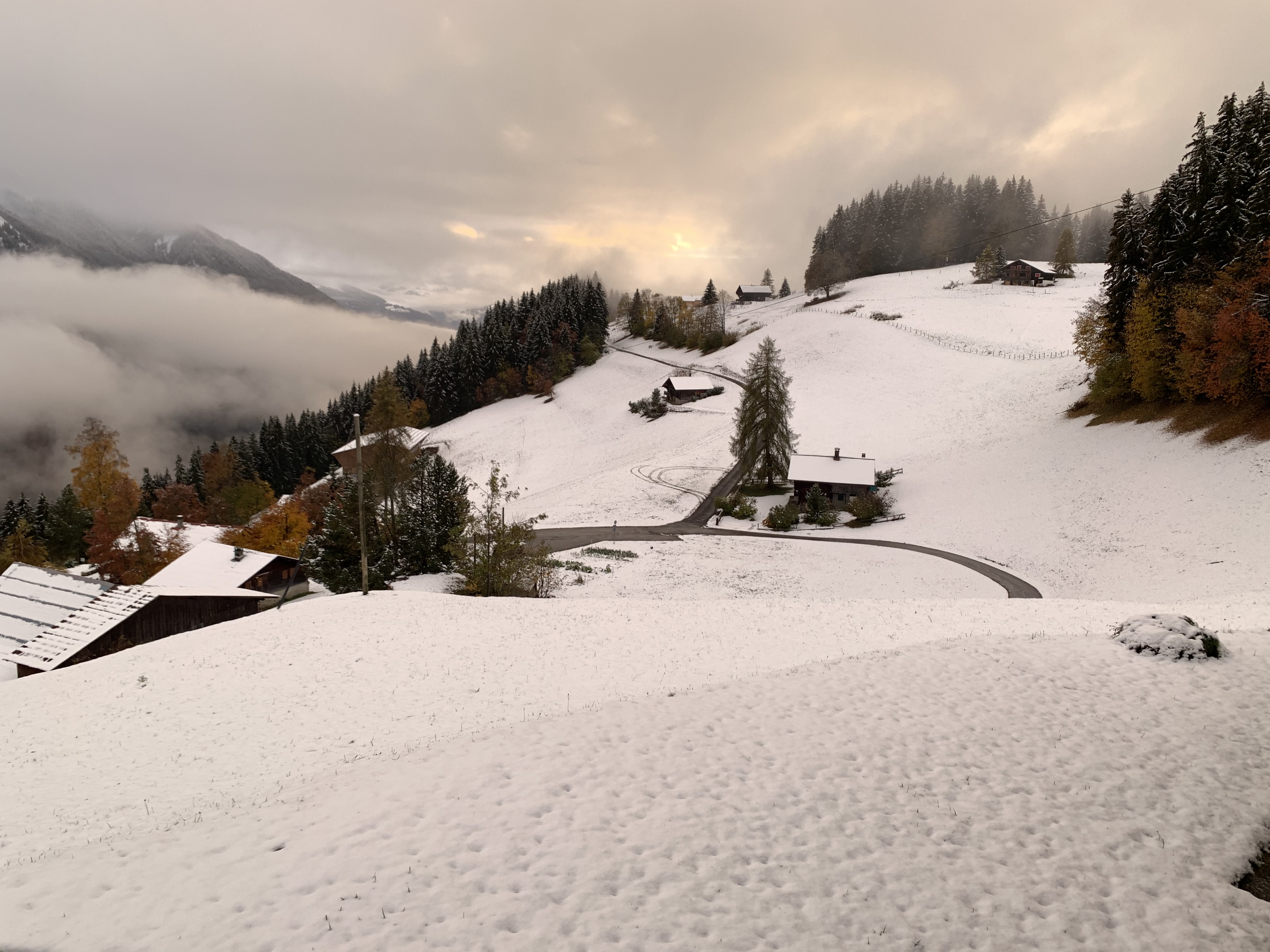 Paysage de village alpin sous la neige invitant à la réflexion et au renforcement des liens d'équipe - Bas les masques