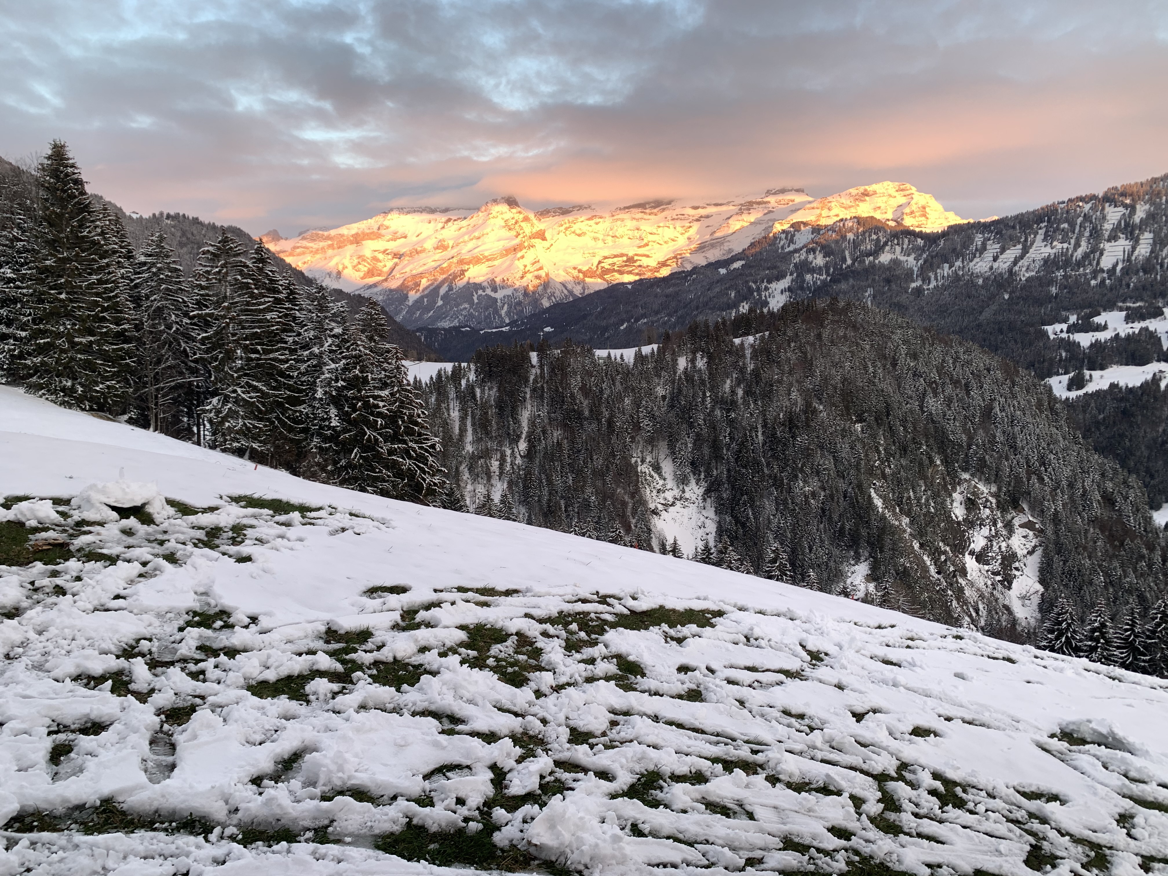 Sommets enneigés illuminés par les reflets orangés d'un coucher de soleil en montagne - Bas les masques