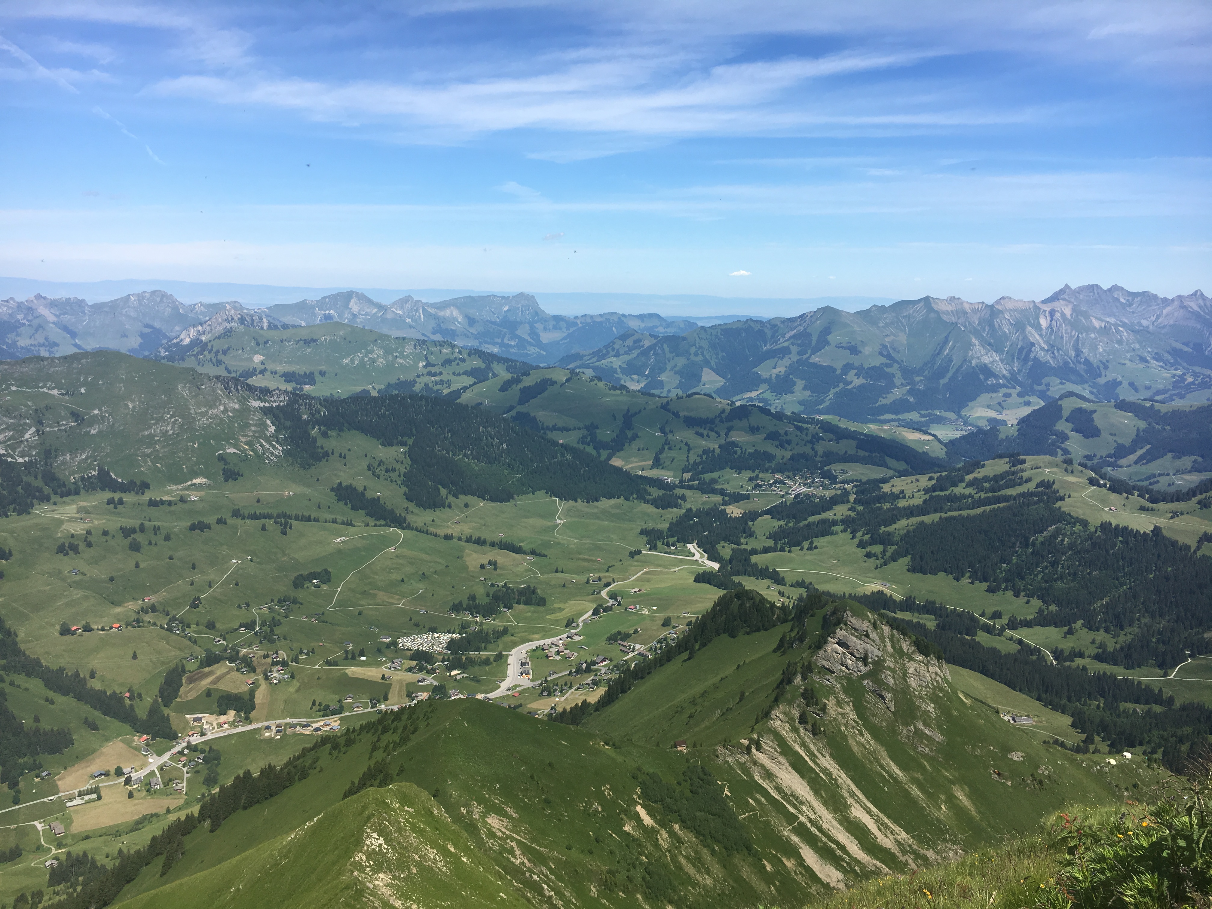Vaste panorama sur les vallées verdoyantes et les montagnes suisses en plein été - Bas les masques