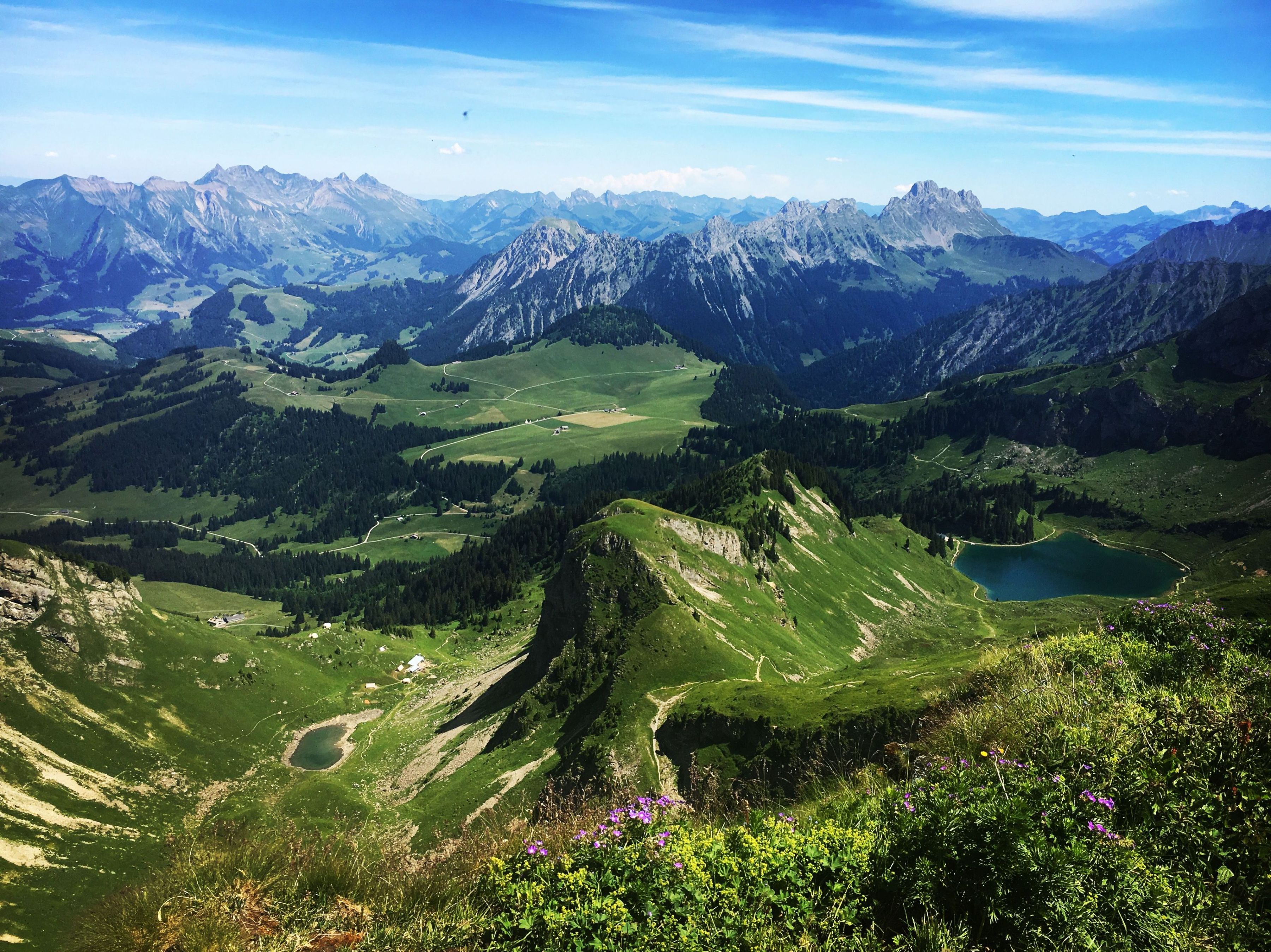 Panorama majestueux sur les montagnes et lacs suisses pour une retraite en famille axée sur la déconnexion - Bas les masques